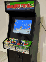La máquina arcade terminada: mueble negro con el rótulo Máquina Total 4 y el panel de mandos decorado.