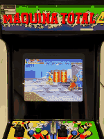Detalle de la arcade restaurada con un juego de lucha en pantalla y los mandos de dos jugadores.